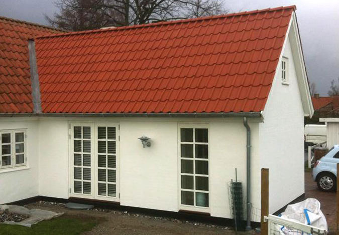 Hvidt hus med et nyt rødfarvet lertegl tag.