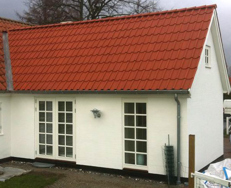 Hvidt hus med et nyt rødfarvet lertegl tag.