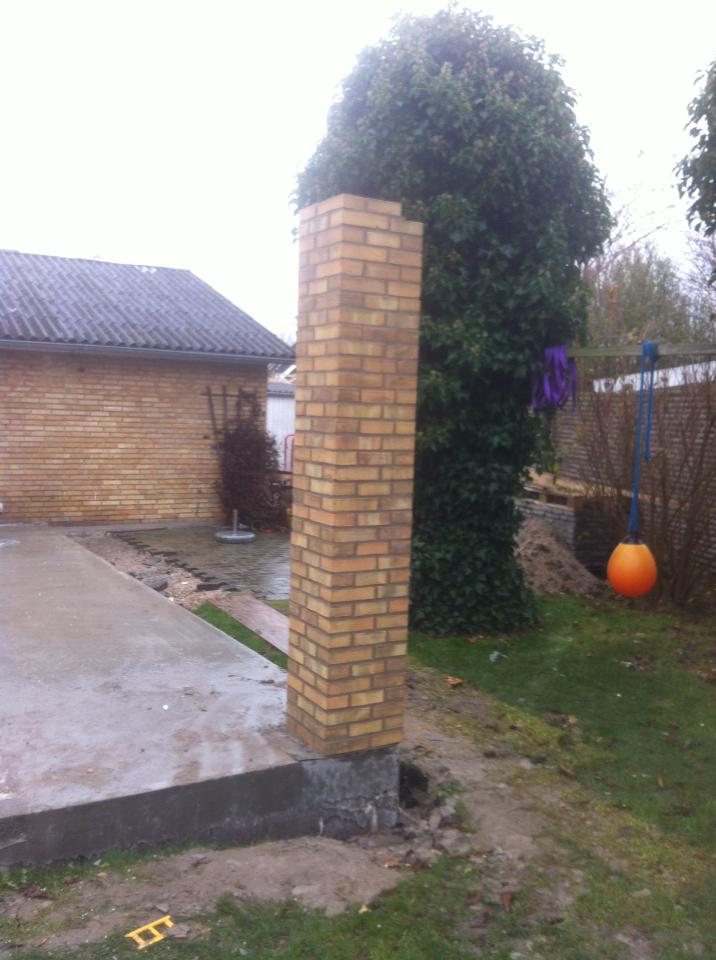 Fritstående murstenssøjle på ny betonterrasse ved parcelhus, som led i udbygning og renovering