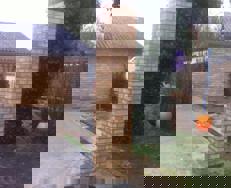 Fritstående murstenssøjle på ny betonterrasse ved parcelhus, som led i udbygning og renovering