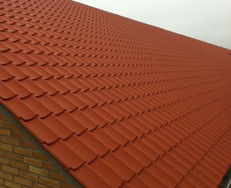 Nyt rødfarvet tegl tag.