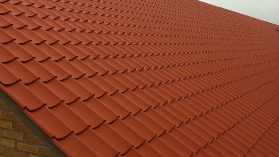 Nyt rødfarvet tegl tag.