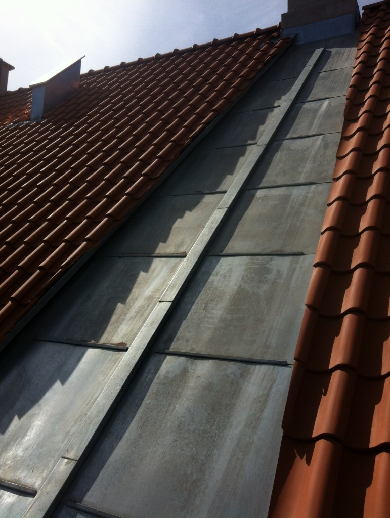 Igangværende tagarbejde af et tegltag.