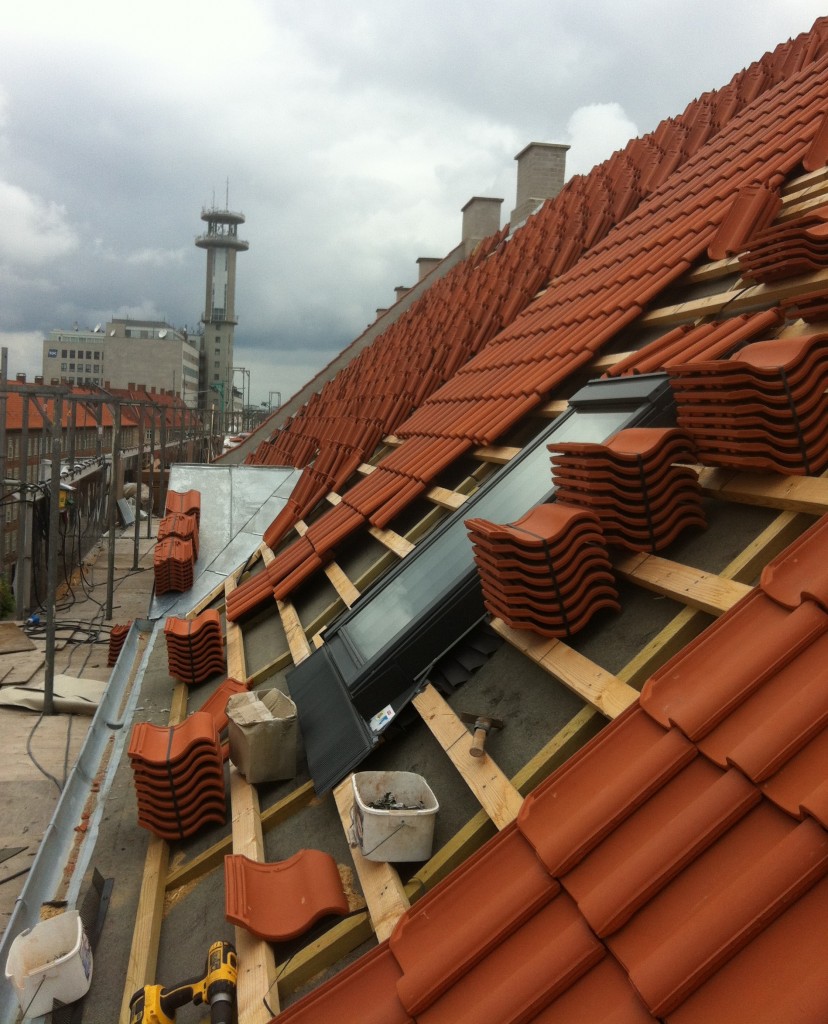 Klassiske rødfarvede lertegl, der bliver brugt i tagarbejde.