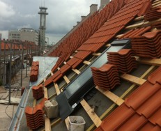 Klassiske rødfarvede lertegl, der bliver brugt i tagarbejde.