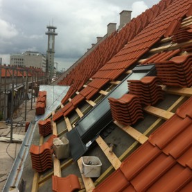 Klassiske rødfarvede lertegl, der bliver brugt i tagarbejde.